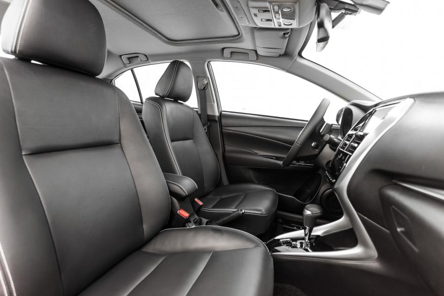 Интерьер Toyota Yaris XLS Sedan 2018 года  (LA) (фото 10 из 24)